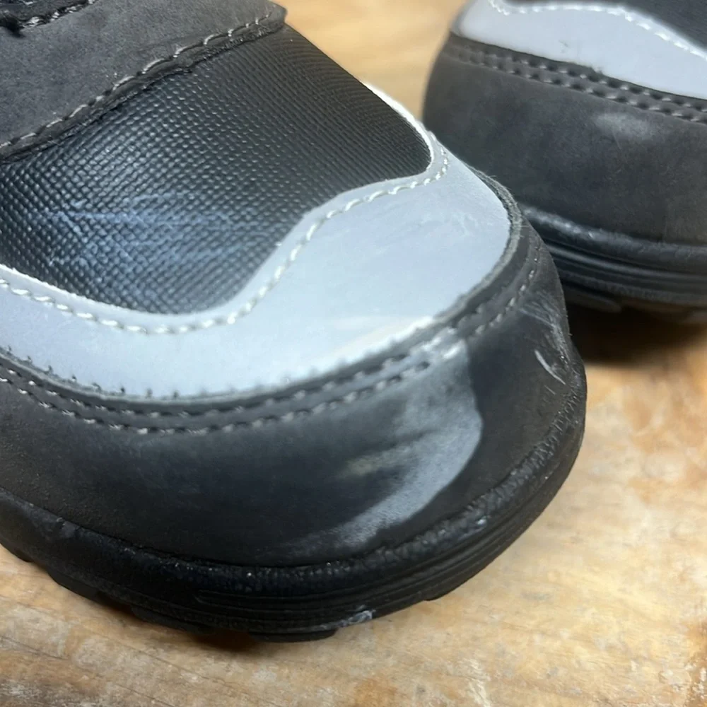 Boys Totes winter /snow boot.  In very good condition. There are some scuffs